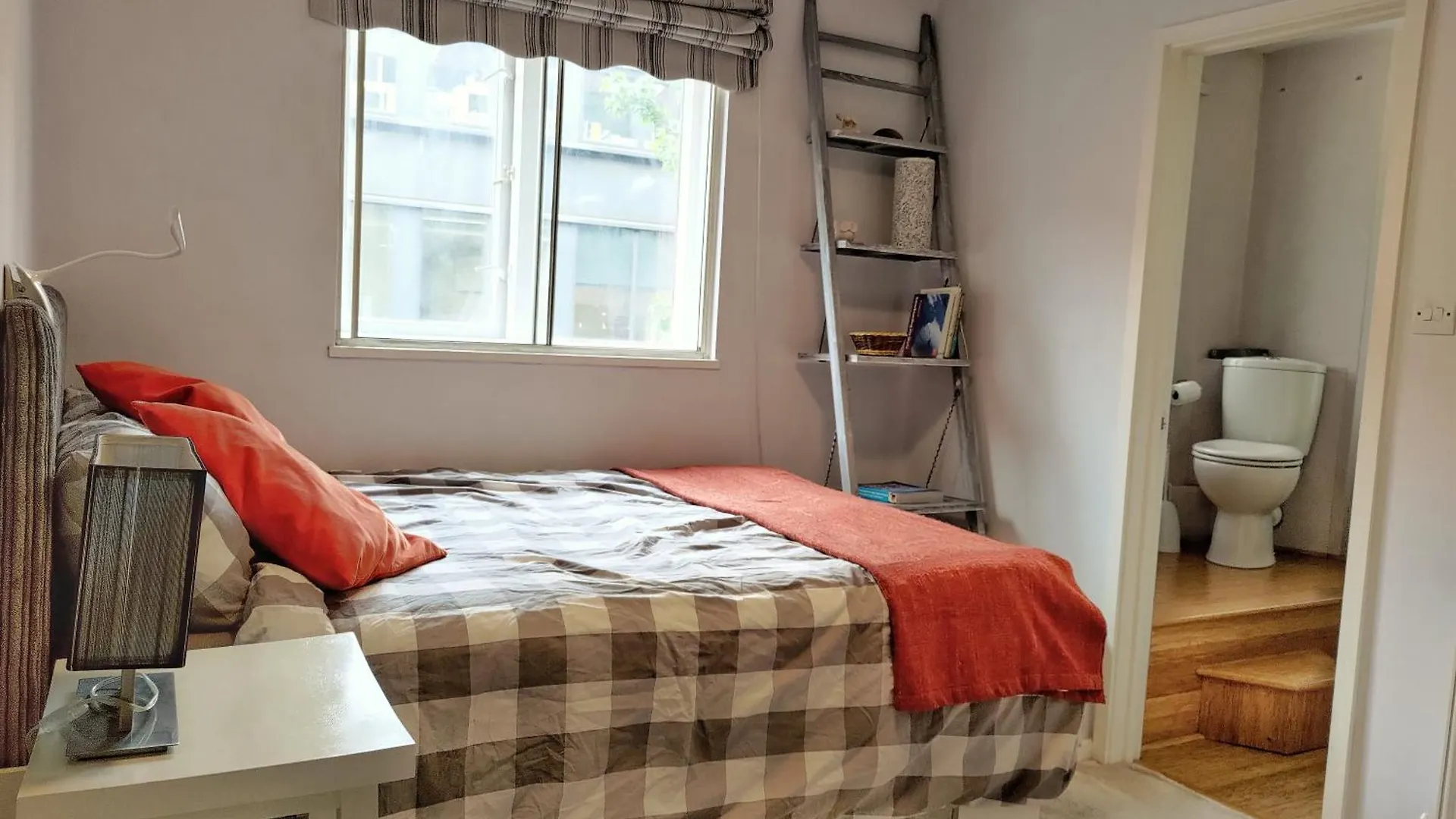 Cozy Ensuite In Authentic Homestay With Garden Terrace In Prime Location Just East Of City location